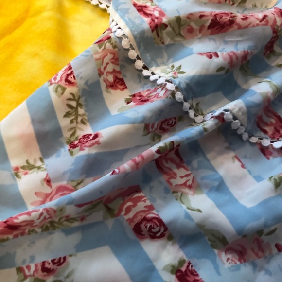 baby blue blouse with a white jagged/rose pattern - Picture 2 of 3